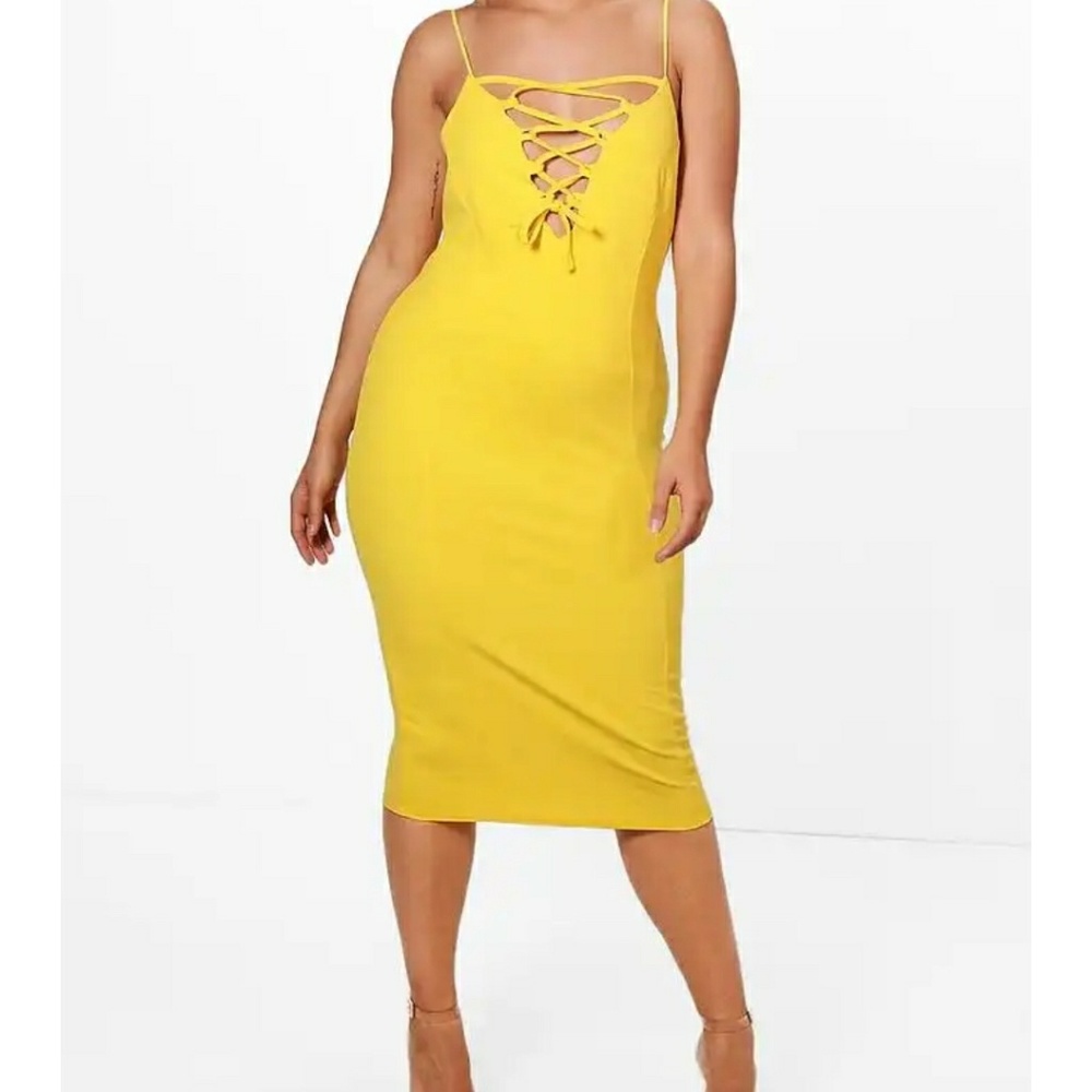 🚫SOLD🚫 NWT Boohoo Plus Lace up midi